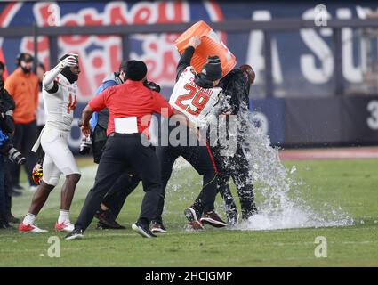 New York, NY, USA. 29th Dez 2021. Cheftrainer Mike Locksley stellte sich vor, wie die Maryland-Schildkröten am 29. Dezember 2021 beim NCAA 2021 Pinstripe Bowl im Knöchelstadion in New York City die Virginia Tech Hokies 54-10 schlugen. Kredit: Mpi34/Media Punch/Alamy Live Nachrichten Stockfoto