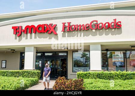 North Miami Beach Florida TJ Maxx HomeGoods Rabatt Kaufhaus Einkaufen außerhalb Außenschild Mann Shopper verlassen Stockfoto