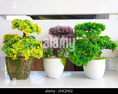 Künstliche Bonsai-Blumen in Töpfen, Innen- und Außendekoration Stockfoto