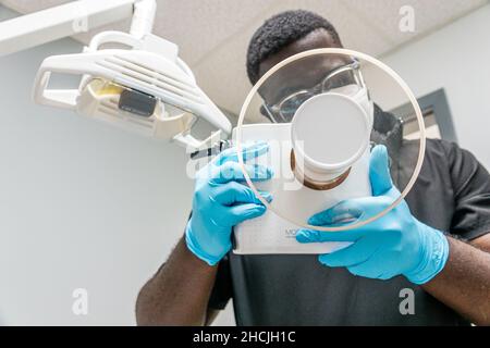 Miami Beach Florida North Beach Zahnarzt Zahnarztpraxis Schwarzer Mann männlicher Techniker hält mit tragbaren Röntgen-Röntgen-Funkkamera Stockfoto