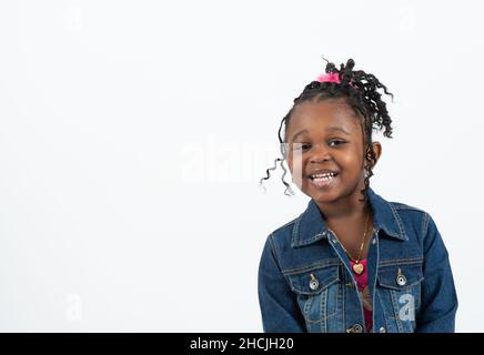 Nahaufnahme Porträt von 4 oder 5 Jahre alten Mädchen, lächelnd, weißer Hintergrund Stockfoto