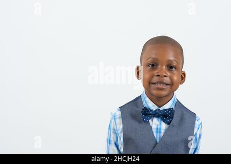 Nahaufnahme Porträt eines 4- oder 5-jährigen Jungen, lächelnd, weißer Hintergrund, Stockfoto