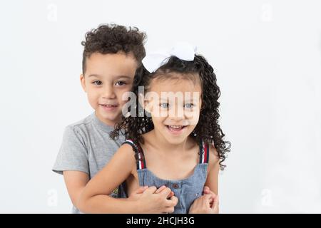 Nahaufnahme Porträt von 4-jährigen Mädchen, lächelnd, weißer Hintergrund, Porträt mit 3-jährigen Bruder Stockfoto