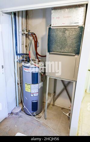 Miami Beach Florida Condominium Apartment Einheit Utility Schrank Warmwasser-Heizung Klimaanlage staubigen schmutzigen Filter Stockfoto