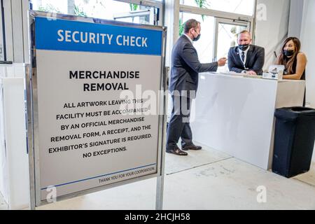 Miami Florida Art Basel Week KONTEXT die Art Miami Show zeigt das Eingangsschild mit Sicherheitskontrolle Stockfoto