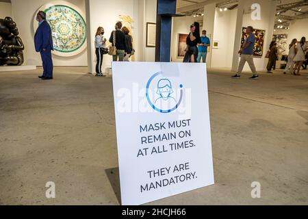 Miami Florida Art Basel Week KONTEXT Art Miami Show zeigt Schilder Hinweis Gesichtsmasken obligatorisch bleiben an Stockfoto