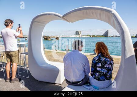 Miami Florida Art Basel Week KONTEXT die Art Miami Show zeigt eine zeitgenössische Außenansicht Mann Frau Paar Biscayne Bay Stockfoto