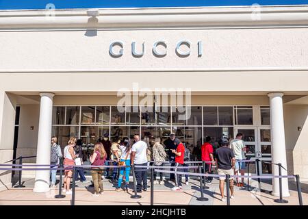 Orlando Florida Orlando Vineland Premium Outlets Outlet Factory Store Fashion Mall Shopping Gucci Designer vor der Schlange Stockfoto