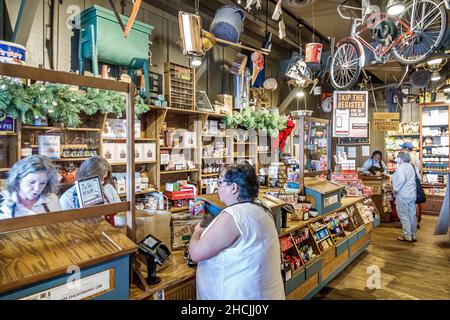 Vero Beach Florida Cracker Barrel Old Country Store Restaurant im Inneren Besucher Kunden gegen Kauf Frau bezahlen Stockfoto