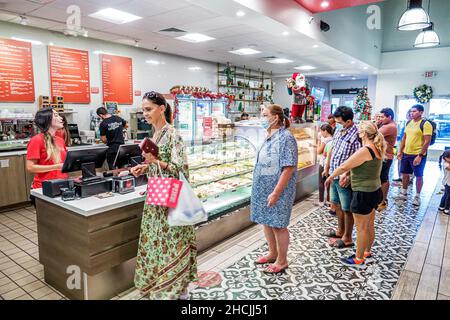 Miami Beach Florida CAO Bakery & Cafe im Inneren Kunden Schlange warten hispanische Männer Frauen Zähler Stockfoto