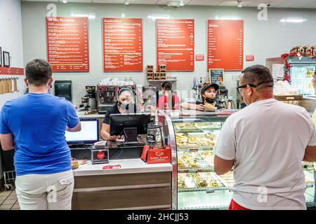 Miami Beach Florida CAO Bakery & Cafe innen Kunden Hispanic Männer männlich Frau Kassierer Stockfoto