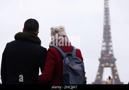 Paris, Frankreich. 29th Dez 2021. Die Menschen schauen auf den Eiffelturm am Trocadero Place in Paris, Frankreich, 29. Dezember 2021. Frankreich meldete am Mittwoch 208.099 neue bestätigte COVID-19-Fälle, die in den letzten 24 Stunden entdeckt wurden, ein neuer Tagesrekord seit dem Ausbruch der Pandemie in Frankreich. Kredit: Gao Jing/Xinhua/Alamy Live Nachrichten Stockfoto