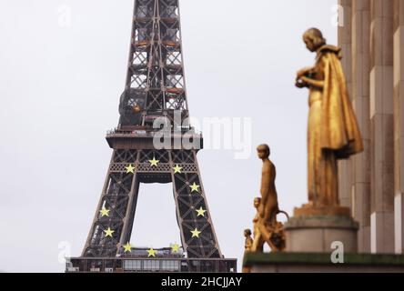 Paris, Frankreich. 29th Dez 2021. Der Eiffelturm ist vom Trocadero Place in Paris, Frankreich, am 29. Dezember 2021 zu sehen. Frankreich meldete am Mittwoch 208.099 neue bestätigte COVID-19-Fälle, die in den letzten 24 Stunden entdeckt wurden, ein neuer Tagesrekord seit dem Ausbruch der Pandemie in Frankreich. Kredit: Gao Jing/Xinhua/Alamy Live Nachrichten Stockfoto