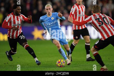 London, Großbritannien. 29th Dez 2021. Phil Foden während des Premier League-Spiels im Brentford Community Stadium. Kredit: Mark Pain/Alamy Live Nachrichten Stockfoto