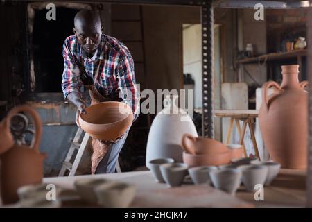 Potter Qualität von keramischen Objekten prüfen Stockfoto