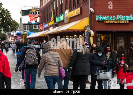 Seattle, USA. 29th Dez 2021. Touristen trotzen dem eiskalten Wetter und dem Schnee am Wasser, während Omicron-Infektionen in den Vereinigten Staaten weiter ansteigen. Seattle wurde vor einigen Tagen mit seinem ersten messbaren Winterschnee getroffen und steht nun unter einer eiskalten Wetterwarnung. Omicron ist eine anhaltende Sorge für Gesundheitsbeamte, da die Besorgnis zunimmt, könnte es die dominierende Variante werden. Quelle: James Anderson/Alamy Live News Stockfoto