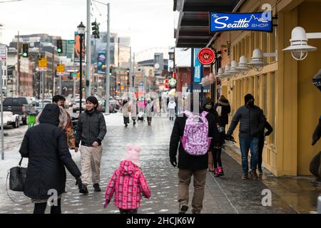Seattle, USA. 29th Dez 2021. Touristen trotzen dem eiskalten Wetter und Schnee am Wasser, während Omicron-Infektionen in den Vereinigten Staaten weiter steigen. Seattle wurde vor einigen Tagen mit seinem ersten messbaren Winterschnee getroffen und steht nun unter einer eiskalten Wetterwarnung. Omicron ist eine anhaltende Sorge für Gesundheitsbeamte, da die Besorgnis zunimmt, könnte es die dominierende Variante werden. Quelle: James Anderson/Alamy Live News Stockfoto