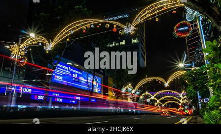 Weihnachtsbeleuchtung und Dekoration entlang der Orchard Road, Singapur. Stockfoto