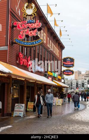 Seattle, USA. 29th Dez 2021. Touristen trotzen dem eiskalten Wetter und Schnee am Wasser, während Omicron-Infektionen in den Vereinigten Staaten weiter steigen. Seattle wurde vor einigen Tagen mit seinem ersten messbaren Winterschnee getroffen und steht nun unter einer eiskalten Wetterwarnung. Omicron ist eine anhaltende Sorge für Gesundheitsbeamte, da die Besorgnis zunimmt, könnte es die dominierende Variante werden. Quelle: James Anderson/Alamy Live News Stockfoto