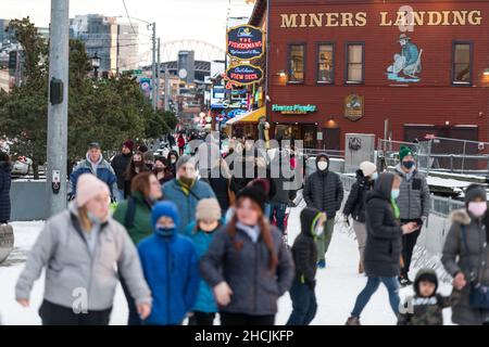 Seattle, USA. 29th Dez 2021. Touristen trotzen dem eiskalten Wetter und Schnee am Wasser, während Omicron-Infektionen in den Vereinigten Staaten weiter steigen. Seattle wurde vor einigen Tagen mit seinem ersten messbaren Winterschnee getroffen und steht nun unter einer eiskalten Wetterwarnung. Omicron ist eine anhaltende Sorge für Gesundheitsbeamte, da die Besorgnis zunimmt, könnte es die dominierende Variante werden. Quelle: James Anderson/Alamy Live News Stockfoto