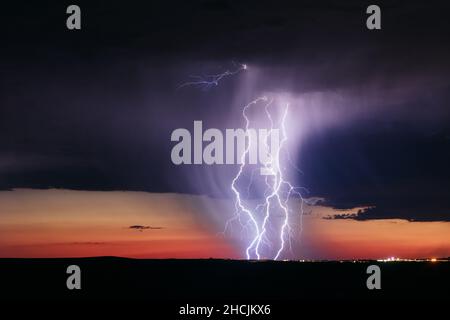 Ein starker Blitzschlag von einem Monsungewitter bei Sonnenuntergang in der Nähe von Holbrook, Arizona Stockfoto