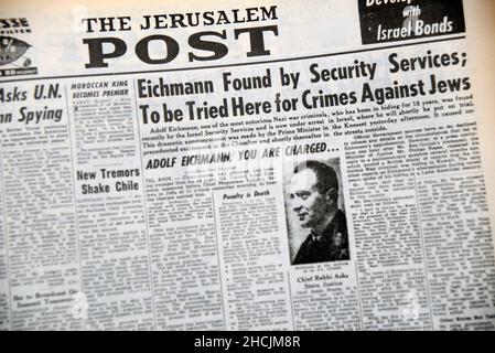 Schlagzeile aus israelischer Zeitung mit einem historischen Ereignis - Adolf Eichmann gefangen genommen, 1961 Stockfoto