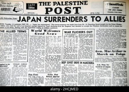 Schlagzeile aus der israelischen Zeitung mit einem historischen Ereignis - Japan kapituliert, 1945 Stockfoto