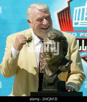 Kanton, USA. 05th August 2006. John Madden steht mit seiner Büste bei der Einführungszeremonie der Pro Football Hall of Fame am Samstag, dem 5. August 2006 in Canton, Ohio. (Foto von Ron Jenkins/Fort Worth Star-Telegram/TNS/Sipa USA) Quelle: SIPA USA/Alamy Live News Stockfoto