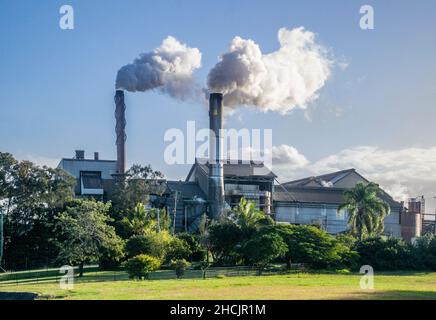 Blick auf die Millaquin Sugar Mill und die Bundaberg Distilling Company, den berühmten „Bundy“-Rum, Bundaberg, Queensland, Australien Stockfoto