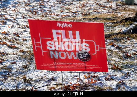 Maplewood, Minnesota. Melden Sie sich in einem HyVee-Supermarkt an, in dem Grippeschüsse in ihrer Apotheke angezeigt werden. Stockfoto