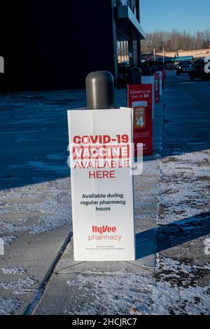 Maplewood, Minnesota. Melden Sie sich in einem HyVee Supermarkt an, der die Covid-19-Impfung in der Apotheke anwirbt. Stockfoto