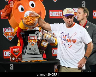 Orlando, FL, USA. 29th Dez 2021. Clemson Tigers Cheftrainer Dabo Swinney während der Trophy-Präsentation besiegte Clemson Iowa State 20-13 im Cheez-ITS Bowl im Camping World Stadium in Orlando, FL. Romeo T Guzman/CSM/Alamy Live News Stockfoto