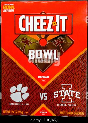 Orlando, FL, USA. 29th Dez 2021. Kasten mit Cheez-ITS, gesehen zwischen Clemson Tigers und Iowa State Cyclones im Camping World Stadium in Orlando, FL. Romeo T Guzman/CSM/Alamy Live News Stockfoto