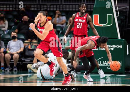 Coral Gables, Florida, USA. 29th Dezember 2021. 21 Ebenezer Dowuona während der Männer Basketball zwischen Miami Hurricanes vs NC State in Watsco Center. Kredit: Yaroslav Sabitov/YES Market Media/Alamy Live Nachrichten Stockfoto