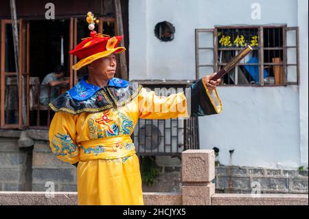 Straßenkünstler in traditioneller chinesischer Tracht in Zhujiajiao Ancient Water Town, einem historischen Dorf in Shanghai, China Stockfoto