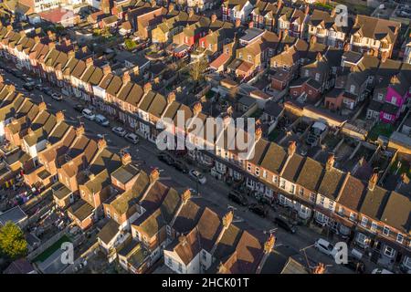 Luftaufnahme eines terrassenförmig angelegten Arbeiterunterbaus in Luton bei Sonnenuntergang Stockfoto