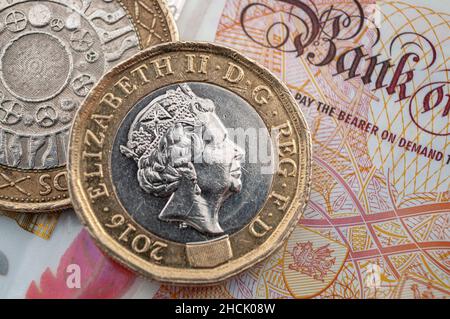 Geschäfts- und Finanzwesen, britische Wirtschaft und Währungswechselkonzept mit makroökonomischen Nahaufnahmen von 1- und 2-Pfund-Münzen und 10-GBP-Banknoten Stockfoto