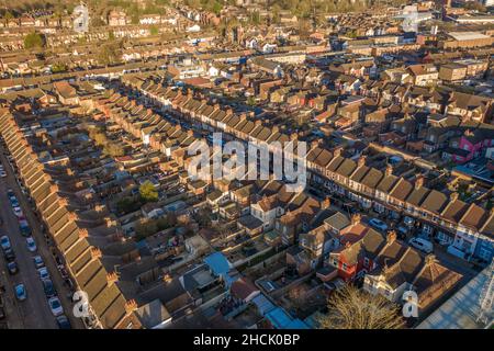 Luftaufnahme eines terrassenförmig angelegten Arbeiterunterbaus in Luton bei Sonnenuntergang Stockfoto