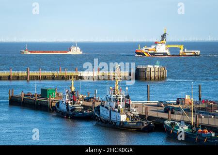 Cuxhaven, Deutschland. 02nd Dez 2021. Das Neuwerk, ein Mehrzweckschiff der Bundesregierung, fährt am Hafen vorbei. Seit dem 1. Dezember ist Frigate Captain Robby Renner für das Havariekomando in Cuxhaven verantwortlich, das die Operationen bei schweren Schäden auf See koordiniert. (To dpa 'Frigate Captain Robby Renner Heads Havariekomando') Quelle: Sina Schuldt/dpa/Alamy Live News Stockfoto