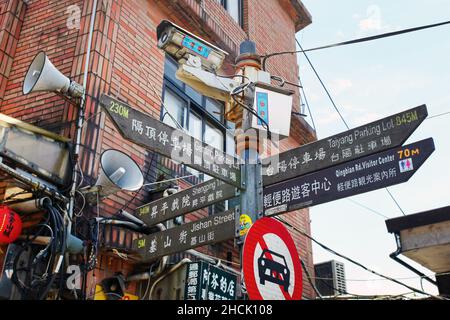 Ein Richtungsschild an der Einfahrt zur alten Straße von Jiufen in New Taipei City, Taiwan. Stockfoto