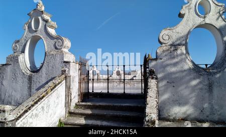 Zisterne der Herdade da Mitra aus dem 17th. Jahrhundert, Stufen zum Rundgang, barocke architektonische Details, Dorf Valverde in Alentejo Stockfoto