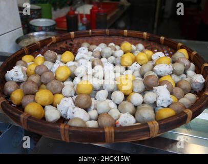 Fischbälle für Fischballsuppe, ein berühmtes Straßenessen in der Jiufen Old Street in New Taipei City, Taiwan. Stockfoto