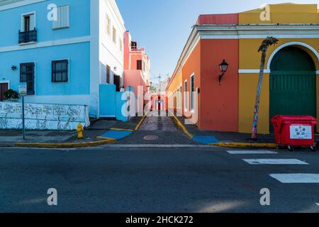 Blick auf die Calle Imperial mit Wandgemälden und einem Puerto Rico-Flaggen-Wandbild im Hintergrund, San Juan, Puerto Rico Stockfoto