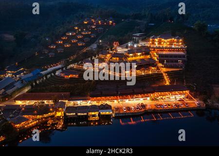 Luftaufnahme des Dorfes Rak thai bei Nacht in der Provinz Mae Hong Son, Thailand. Stockfoto