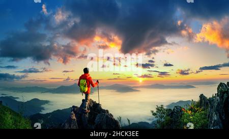 Panorama von Backpacker auf Doi pha tang und Sonnenaufgang am Morgen, Chiang rai, Thailand. Stockfoto