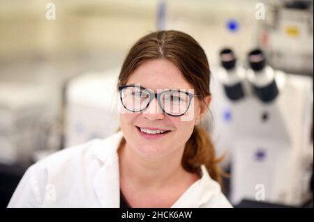 Karlsruhe, Deutschland. 10th Dez 2021. Anne-Kristin Kaster vom Institut für Biologische Grenzflächen 1 am Karlsruher Institut für Technologie (KIT), fotografiert in einem Labor. Quelle: Uli Deck/dpa/Alamy Live News Stockfoto