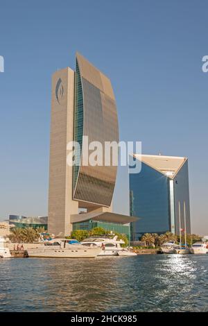 Moderne Gebäude und Freizeityachten auf der Deira-Seite des Dubai Creek in den Vereinigten Arabischen Emiraten. Stockfoto