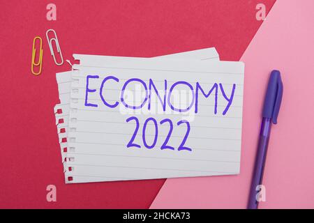 Handschrift Text Economy 2022. Wort für den Zustand des Reichtums und der Ressourcen eines Landes im kommenden Jahr auffällige Schulbüro Materialien, Lehren Lernen Stockfoto