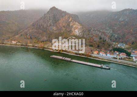 Bulk Carrier transportiert Fracht entlang der Donau Stockfoto