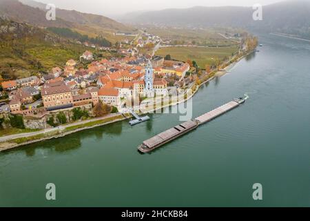 Bulk Carrier transportiert Fracht entlang der Donau Stockfoto